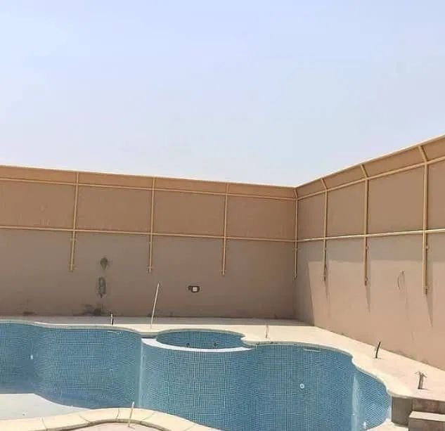 صورة توضيحية لأعمال سواتر حديد وقماش ومواد متنوعة